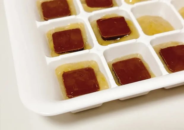 製氷皿にバナナとチョコレートを入れる写真（撮影:grapeフード編集部）