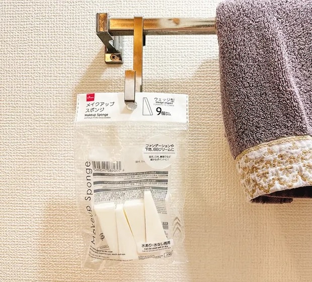 メイク用スポンジの袋を吊るした写真（撮影：grape編集部）