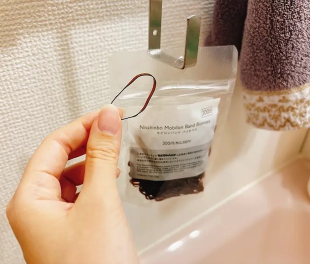 輪ゴムの袋をフックに吊るした写真（撮影：grape編集部）