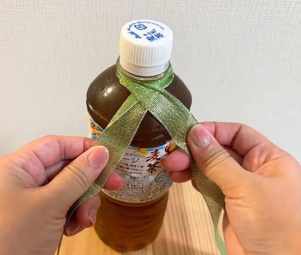 リボンをクロスした様子（撮影：grapeライフハック編集部）