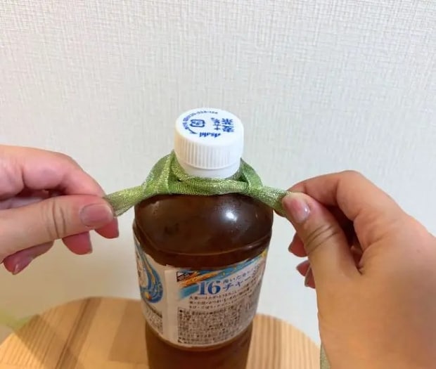 リボンを引っ張る様子（撮影：grapeライフハック編集部）