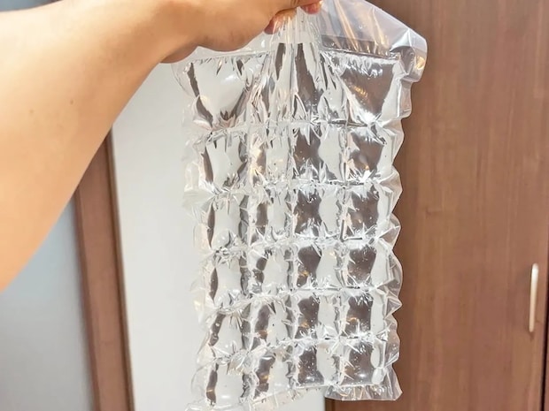ダイソーの『アイスバッグ』、水を凍らせるだけじゃない! 110円で「夏の困りごと」を解決