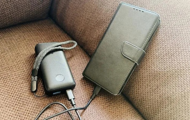 モバイルバッテリーとスマホの写真
