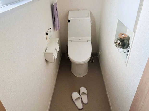 トイレの壁につっぱり棒を設置 間に『ブックエンド』を差し込んで作ったものとは?【収納テク4選】