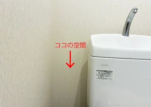 短いつっぱり棒のトイレ収納写真（撮影：grapeライフハック編集部）