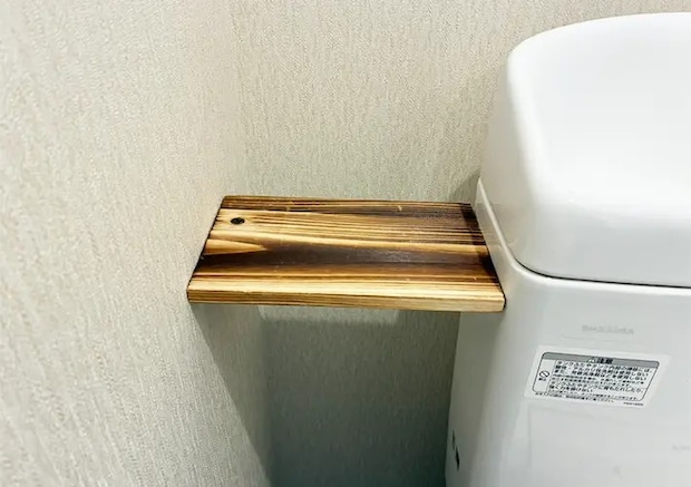 短いつっぱり棒のトイレ収納写真（撮影：grapeライフハック編集部）