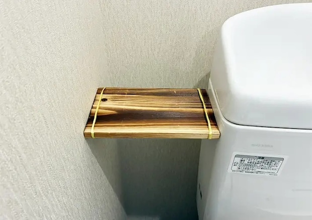 短いつっぱり棒のトイレ収納写真（撮影：grapeライフハック編集部）