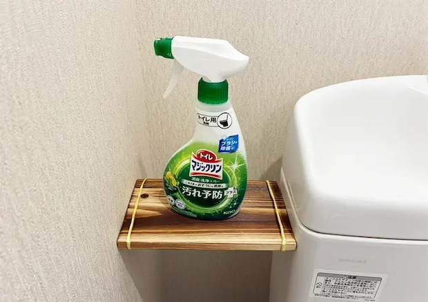 短いつっぱり棒のトイレ収納写真（撮影：grapeライフハック編集部）