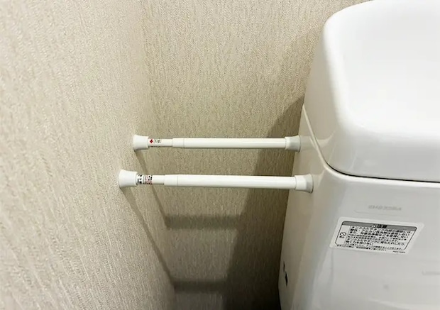 短いつっぱり棒のトイレ収納写真（撮影：grapeライフハック編集部）