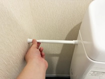 便器横の『デッドスペース』を有効活用！　5分でミニ棚を作る収納術に「座布団3枚！」