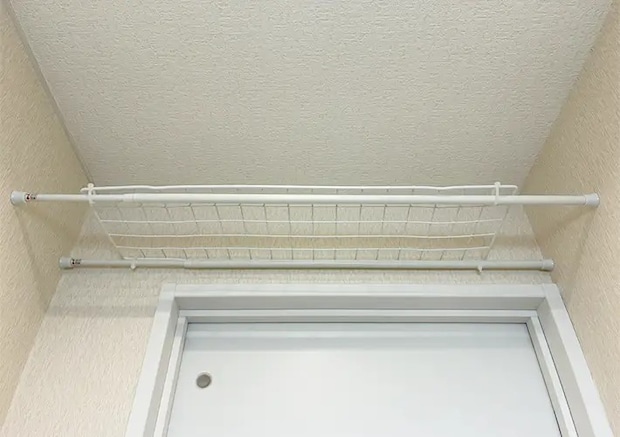 つっぱり棒とワイヤーネットの活用写真（撮影：grapeライフハック編集部）