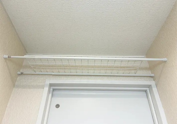 つっぱり棒とワイヤーネットの活用写真（撮影：grapeライフハック編集部）