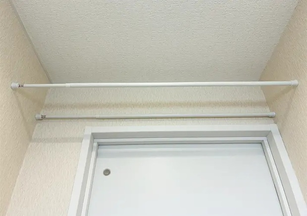 つっぱり棒とワイヤーネットの活用写真（撮影：grapeライフハック編集部）