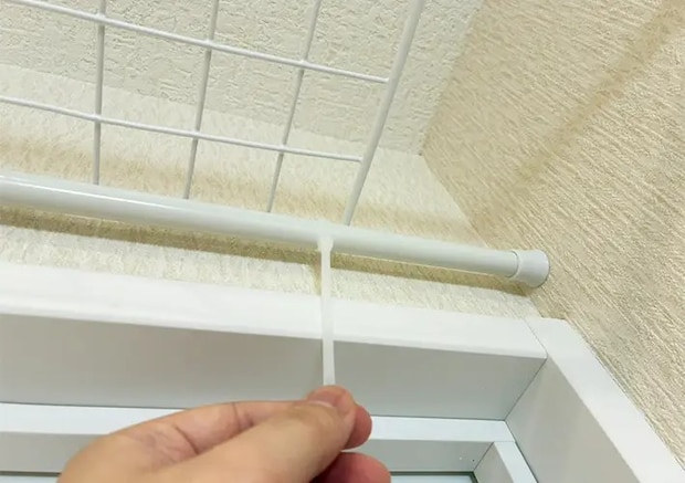 つっぱり棒とワイヤーネットの活用写真（撮影：grapeライフハック編集部）
