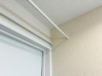 つっぱり棒を『トイレ上部』に設置するのが妙案　3分で市販に負けないラックを作る方法