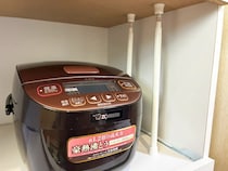 『炊飯器横の空間』につっぱり棒を縦にセット　デッドスペースを有効活用する方法が便利