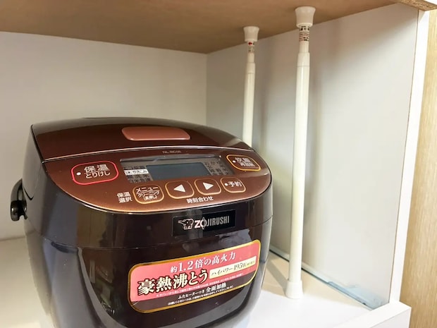 『炊飯器横の空間』につっぱり棒を縦にセット デッドスペースを有効活用する方法が便利