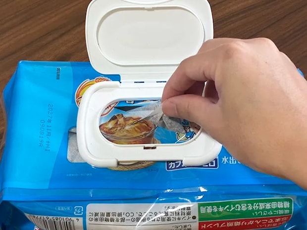 麦茶パックを指でつかむ場面（撮影：grapeライフハック編集部）