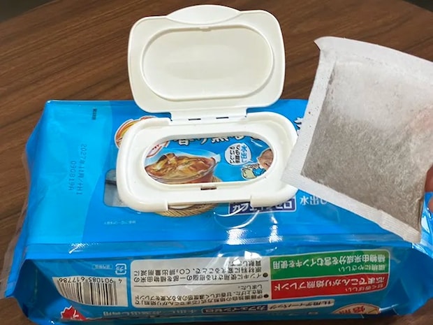 袋から引き出した麦茶パック（撮影：grapeライフハック編集部）