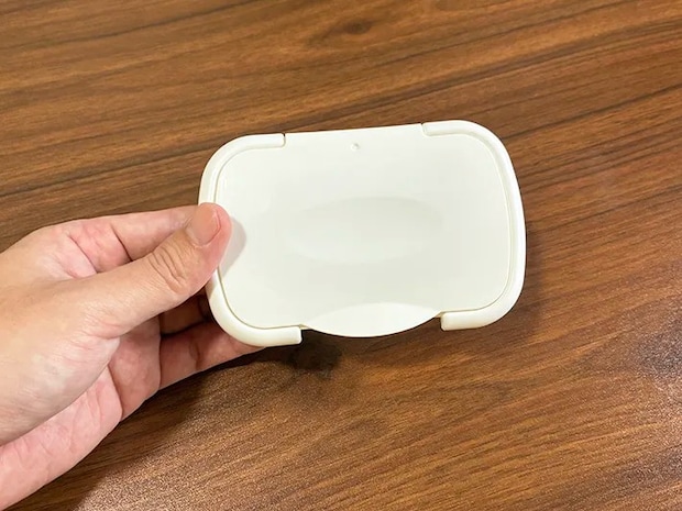手で持ったウェットシートの蓋（撮影：grapeライフハック編集部）