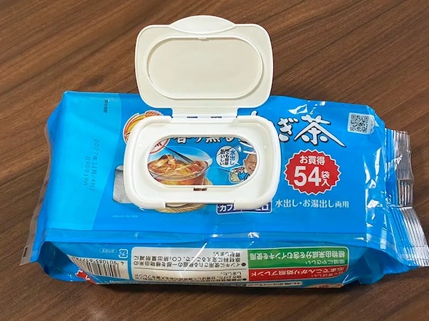 ウェットシートの蓋をつけて、切れ込みを入れた麦茶パックの袋（撮影：grapeライフハック編集部）