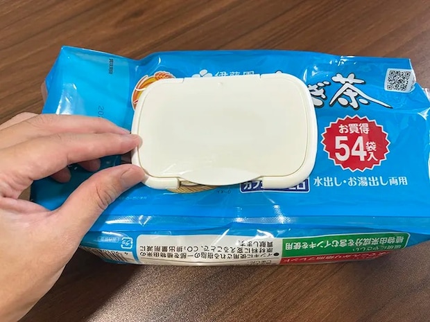 麦茶パックの袋にウェットシートの蓋をつける場面（撮影：grapeライフハック編集部）