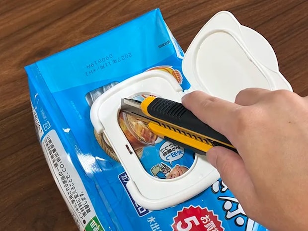 麦茶パックの袋にカッターナイフで切れ込みを入れる場面（撮影：grapeライフハック編集部）
