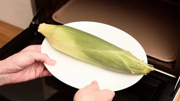皮つきのまま電子レンジに入れる写真