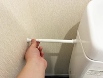 便器横の『デッドスペース』を有効活用！　5分でミニ棚を作る収納術に「座布団3枚！」