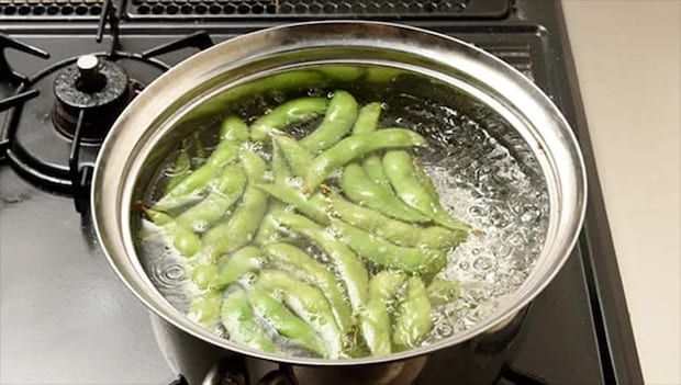 枝豆をゆでる写真