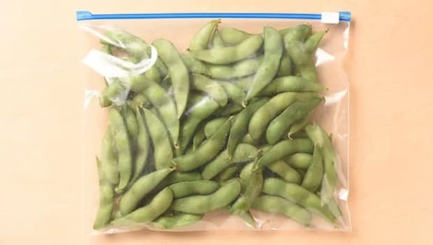 枝豆を保存袋に入れる写真