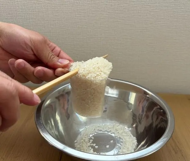 お米を計測する（撮影：grapeフード編集部）