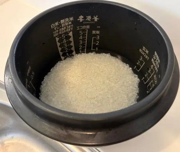 お米を浸水させる（撮影：grapeフード編集部）