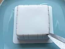 豆腐パックの『角』をチョキッ！　取り出し方の裏技が目からウロコ