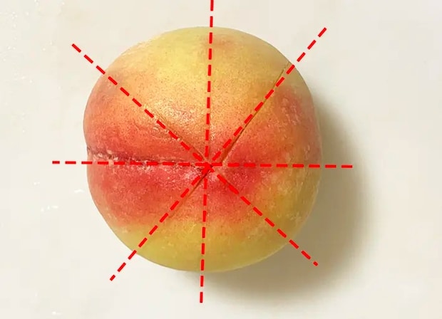 桃の最終的な切り込み位置を入れた写真（撮影：grapeフード編集部）