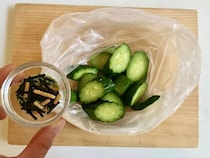キュウリと混ぜるだけ、食べた息子が「これおいしい！」とヤミツキ【材料２つ】