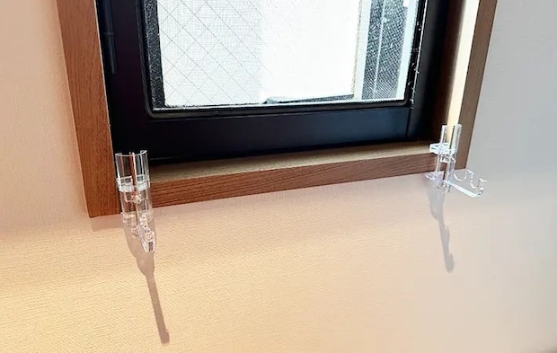 セリアのかもいフックの写真（撮影：grapeライフハック編集部）