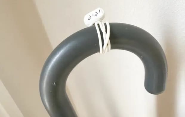 かさに目印バンドとして付けた画像（撮影：エニママ）
