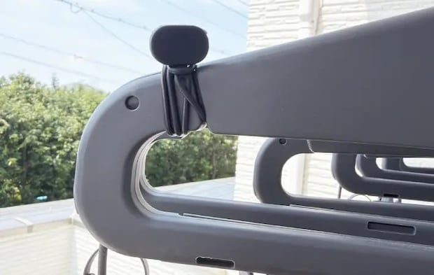 ハンガーに巻き付けた画像（撮影：エニママ）