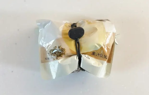 シリコーンマルチバンドで食品の袋をとめている画像（撮影：エニママ）
