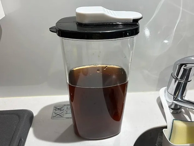 完成した麦茶が入った容器（撮影：grapeフード編集部）
