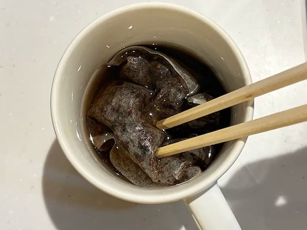 箸で麦茶パックを浸す場面（撮影：grapeフード編集部）