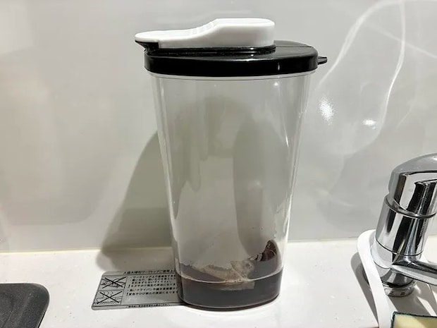 マグカップの中身を移した容器（撮影：grapeフード編集部）