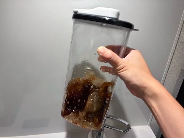 容器を手で振る場面（撮影：grapeフード編集部）