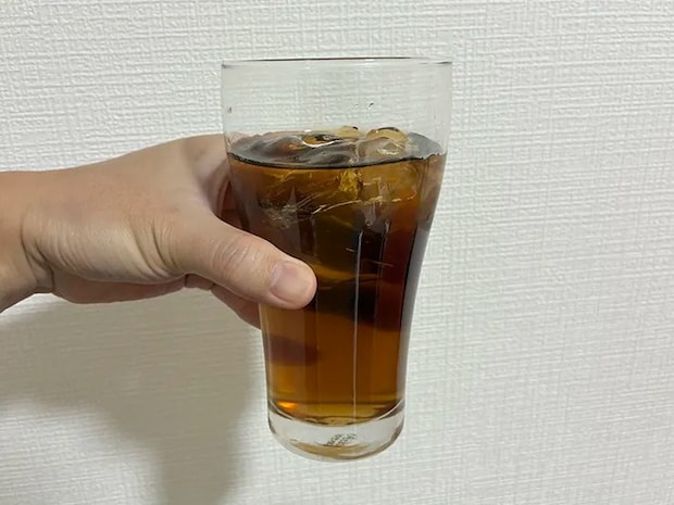 グラスに入れた麦茶（撮影：grapeフード編集部）