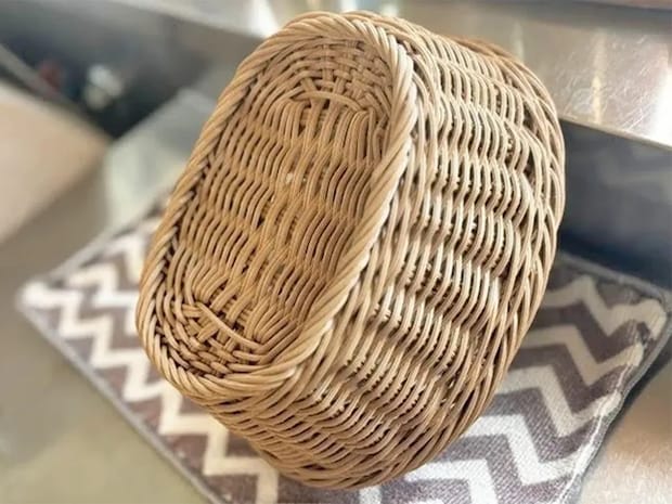 330円の『洗えるバスケット』 スリコに聞いた!キッチンが片づく活用法がこちら