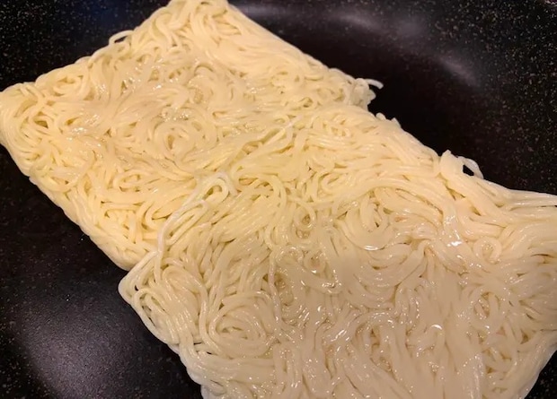麺をフライパンに置いた画像（撮影：エニママ）