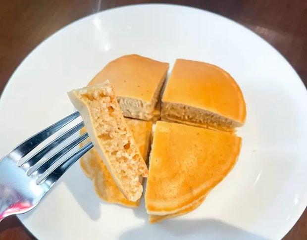 ホットケーキを食べる写真（撮影：grapeフード編集部）