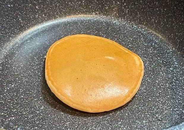 ホットケーキを焼く写真（撮影：grapeフード編集部）