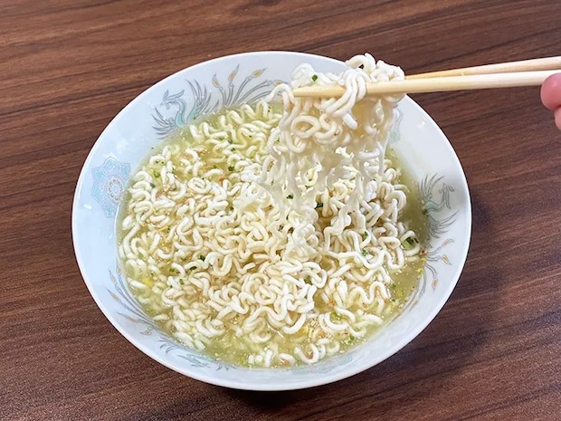 箸で持ち上げた袋麺（撮影：grapeライフハック編集部）